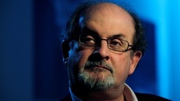 O autor indiano-britânico Salman Rushdie.