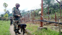 अधिकारियों ने रविवार को कहा कि राजौरी के कांद्रा हिल इलाके में आतंकवादियों और सुरक्षा बलों के बीच मुठभेड़ शुरू हो गई। (प्रतिनिधित्वात्मक उद्देश्य के लिए एएनआई छवि) अधिकारियों ने रविवार को कहा कि राजौरी के कांद्रा हिल इलाके में आतंकवादियों और सुरक्षा बलों के बीच मुठभेड़ शुरू हो गई। (प्रतिनिधित्वात्मक उद्देश्य के लिए एएनआई छवि)