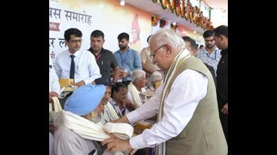 Haryana chief minister Manohar Lal Khattar honouring family members of martyrs at the Independence Day function at Samalkha in Panipat district on Monday. (HT Photo) Haryana chief minister Manohar Lal Khattar honouring family members of martyrs at the Independence Day function at Samalkha in Panipat district on Monday. (HT Photo)