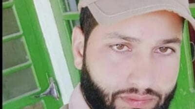 The constable, Sarfraz Ahmad, a resident of the Batote area of Ramban district, was injured in what was described by the police as a “chance encounter” on Sunday evening at Nowhatta in the old city The constable, Sarfraz Ahmad, a resident of the Batote area of Ramban district, was injured in what was described by the police as a “chance encounter” on Sunday evening at Nowhatta in the old city