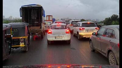 Vehicles stuck on the Mankoli-Majhiwada stretch on the Mumbai-Nashik Highway on Monday. Thane traffic police gear up for traffic jams as people return from long weekend holiday. (HT PHOTO) Vehicles stuck on the Mankoli-Majhiwada stretch on the Mumbai-Nashik Highway on Monday. Thane traffic police gear up for traffic jams as people return from long weekend holiday. (HT PHOTO)