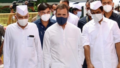 Congress MP Rahul Gandhi (centre) Congress MP Rahul Gandhi (centre)
