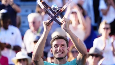 Pablo Carreno Busta, of Spain, hoists the trophy after defeating Hubert Hurkacz, of Poland, in the final of the National Bank Open tennis tournament (AP)