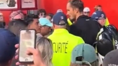 Daniil Medvedev reacts to fans. (Twitter/@dmedvedevfans)