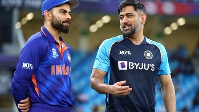MS Dhoni (R) with Virat Kohli (ANI)