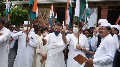 Former Congress president Rahul Gandhi was also present at the function. He was flanked by senior Congress leaders Ghulam Nabi Azad and Anand Sharma. (ANI)