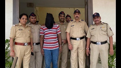 Thane police with the 32-year-old man, who was arrested for molesting a 17-year-old girl on Thane skywalk. (PRAFUL GANGURDE/HT PHOTO)