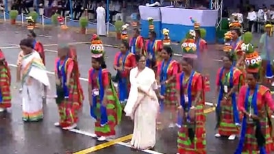 Mamata Banerjee joins folk dancers in Kolkata (ANI)