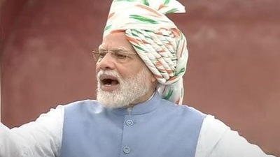 PM Modi dons a Tricolour turban as he addresses the nation on the 76th Independence Day from the Red Fort.&nbsp;