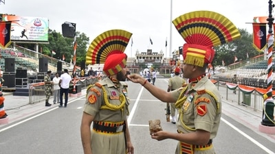 Jawans exchange sweets as India completes the milestone of achieving 75 years of independence. (Sameer Sehgal/ Hindustan Times) Jawans exchange sweets as India completes the milestone of achieving 75 years of independence. (Sameer Sehgal/ Hindustan Times)