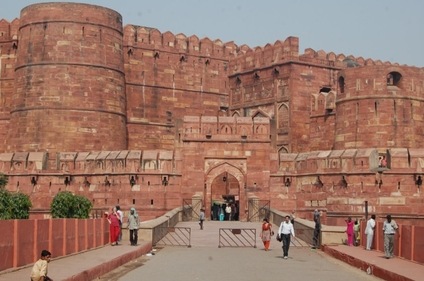 Red Fort: On the banks of the Yamuna River stands the enormous red sandstone Agra Fort. (HT Gallery)
