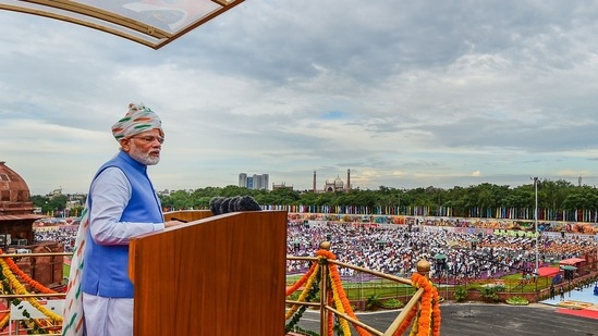 PM Modi was received by Defence Minister Rajnath Singh and Minister of State for Defence Ajay Bhatt and Defence Secretary Dr Ajay Kumar. Later, a combined Inter-Services and Delhi Police Guard presented a general salute to the Prime Minister.(PTI)