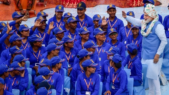 PMa Modi interacts with NCC cadets after addressing the nation on the occasion of the 76th Independence Day, at the Red Fort in New Delhi.(PTI )