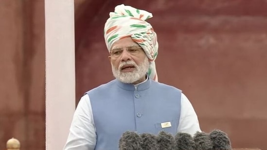 PM Modi chose a white turban on the occasion of the 76th Independence Day.&nbsp;