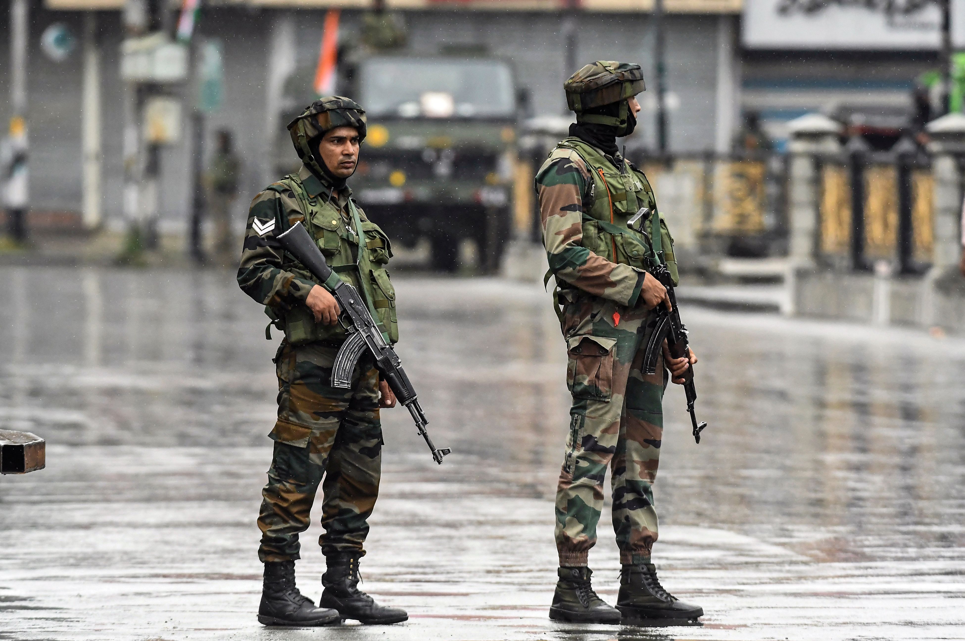 Indian paramilitary troopers stand guard along a street on the India's Independence Day in Srinagar on August 15, 2022. (Photo by TAUSEEF MUSTAFA/AFP) Indian paramilitary troopers stand guard along a street on the India's Independence Day in Srinagar on August 15, 2022. (Photo by TAUSEEF MUSTAFA/AFP)