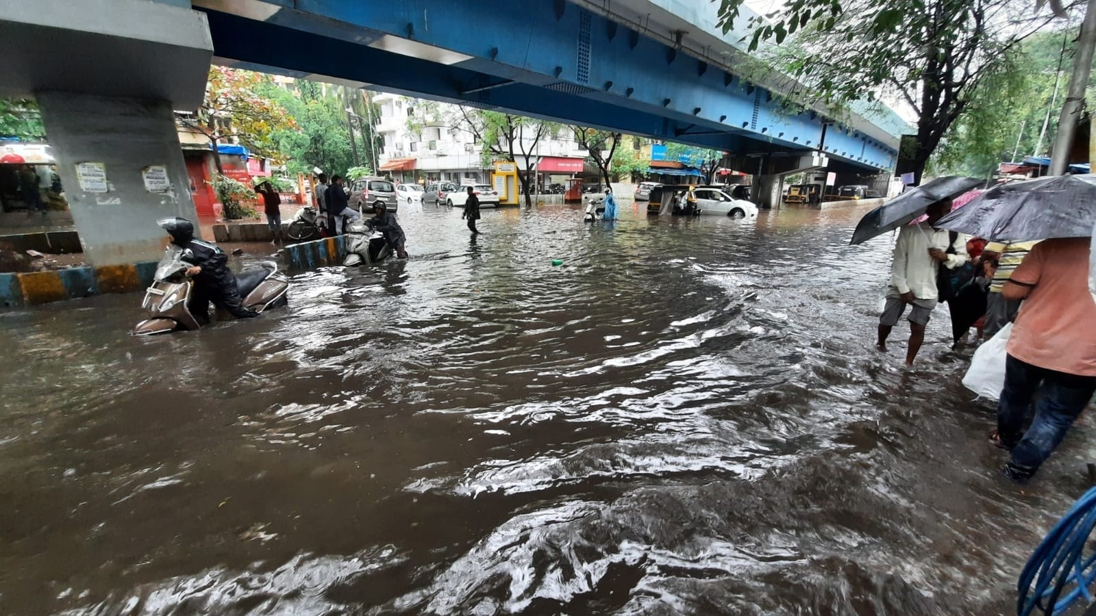 Massive waterlogging in Thane amid incessant rain| In pics | Hindustan ...