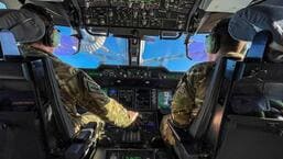 Pilotos da Royal Air Force britânica a bordo de um avião militar.  (RAF/Facebook)