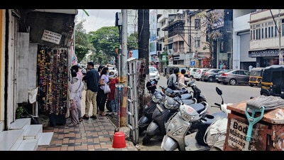 Hawkers encroach a footpath at MG Road, Camp. (HT FILE PHOTO) Hawkers encroach a footpath at MG Road, Camp. (HT FILE PHOTO)