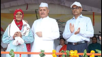 Union minister Rao Inderjit Singh (centre) attending an Independence Day function in Rewari on Monday. (HT Photo) Union minister Rao Inderjit Singh (centre) attending an Independence Day function in Rewari on Monday. (HT Photo)