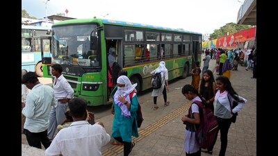 According to PMPML, of its 1,650 buses plying on roads, 850 are managed by contractors. (HT FILE PHOTO)