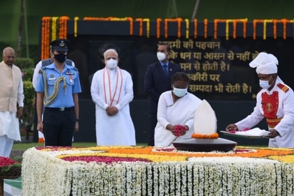 President Droupadi Murmu paying floral tribute to Former Prime minister A.B.Vajpayee on his death anniversary in New Delhi. (Arvind Yadav/HT) President Droupadi Murmu paying floral tribute to Former Prime minister A.B.Vajpayee on his death anniversary in New Delhi. (Arvind Yadav/HT)