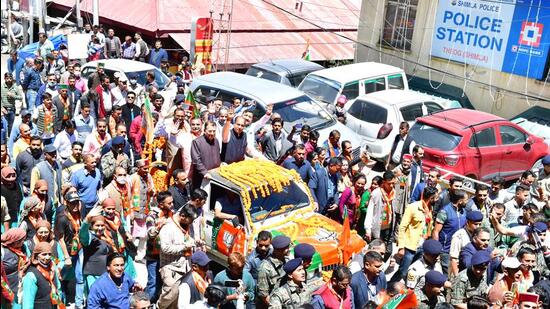 HP chief minister Jai Ram Thakur being welcomed on his arrival at Theog, in Shimla district on Tuesday. (HT Photo)