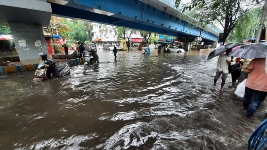 After heavy rainfall in Thane, waterlogging at Vandana cinema.(Praful Gangurde/HT )