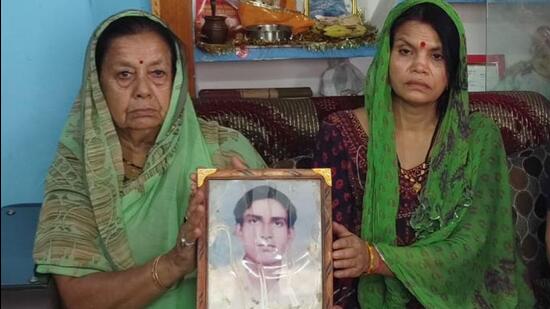Family members of Lance Naik Chandrashekhar Harbola, whose body was found after 38 years, show his photograph in Uttarakhand’s Haldwani. (HT Photo)