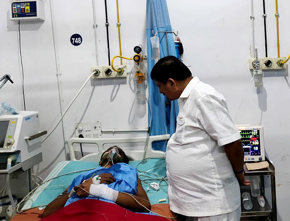 Home minister Araga Jnanendra visits Meggan hospital to enquire about the health of a man injured in the clash in Shivamogga on Tuesday. (ANI ) Home minister Araga Jnanendra visits Meggan hospital to enquire about the health of a man injured in the clash in Shivamogga on Tuesday. (ANI )