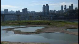Uma vista do leito do rio Yangtze exposto em um dia quente em Chongqing, China, na quarta-feira.  (REUTERS)