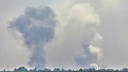 Fumaça subindo acima da área após uma suposta explosão no distrito de Dzhankoi, na Crimeia.  (Reuters)