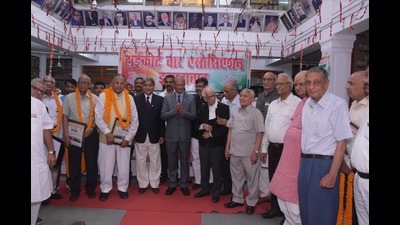 Chief justice of the Allahabad High Court Rajesh Bindal (centre) attending the felicitation ceremony. (HT photo) Chief justice of the Allahabad High Court Rajesh Bindal (centre) attending the felicitation ceremony. (HT photo)