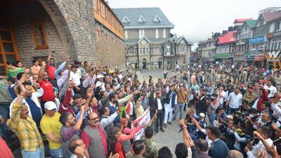 Farmers, particularly apple growers, stage a protest at the Mall Road in Shimla on Wednesday. (Deepak Sansta/HT) Farmers, particularly apple growers, stage a protest at the Mall Road in Shimla on Wednesday. (Deepak Sansta/HT)