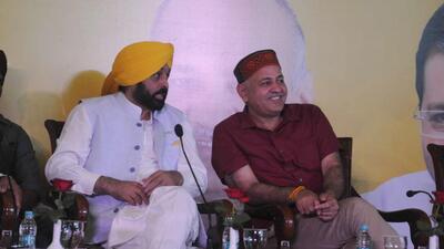Delhi deputy CM Manish Sisodia and Punjab CM Bhagwant Mann address a Townhall meeting in Shimla on Wednesday. They promised free and quality education if voted to power in the state. (HT Photo) Delhi deputy CM Manish Sisodia and Punjab CM Bhagwant Mann address a Townhall meeting in Shimla on Wednesday. They promised free and quality education if voted to power in the state. (HT Photo)