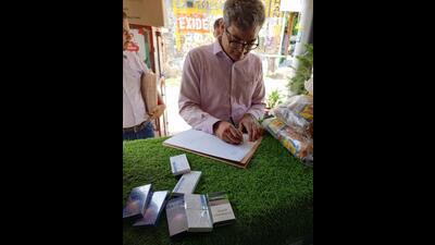 Legal metrology department inspector issuing a notice to a cigarette seller in Chandigarh on Wednesday. (HT Photo)