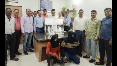Thane Crime Branch unit 1 officials with the two persons arrested for smuggling elephant tusks worth  ₹2.50Cr in Kalwa. (PRAFUL GANGURDE/HT PHOTO)