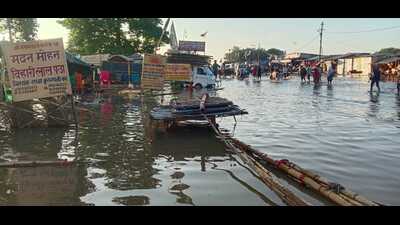 Rising waters of Ganga and Yamuna forcing people to shift to higher grounds at Sangam area in Prayagraj. (HT photo) Rising waters of Ganga and Yamuna forcing people to shift to higher grounds at Sangam area in Prayagraj. (HT photo)