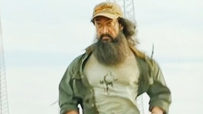Aamir Khan in a still from Laal Singh Chaddha song Tur Kalleyan. Aamir Khan in a still from Laal Singh Chaddha song Tur Kalleyan.