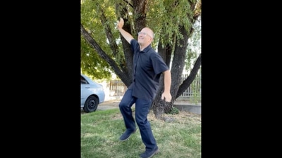 'Dancing Dad from US,' Ricky Pond is seen grooving to Chale Jaise Hawayein from SRK, Sushmita Sen's Main Hoon Na.&nbsp; (Instagram/@ricky.pond)