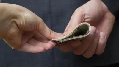 Vigilance bureau laid a trap and the accused lineman was arrested while accepting a bribe of  ₹10,000 as second instalment in the presence of two official witnesses. (HT File/Representational image)