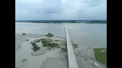 Kamhariya Ghat bridge over Ghaghra river on the border of Gorakhpur and Ambedkar Nagar districts. (HT Photo)