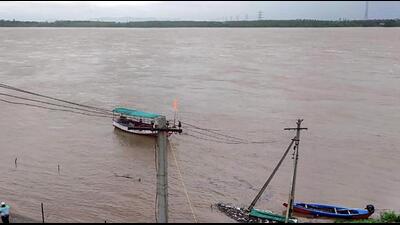 At the temple town of Bhadrachalam in Telangana’s Bhadradri Kothagudem district, the water level of the Godavari crossed the third danger mark of 53 ft and reached up to 54.5 ft by Wednesday (PTI) At the temple town of Bhadrachalam in Telangana’s Bhadradri Kothagudem district, the water level of the Godavari crossed the third danger mark of 53 ft and reached up to 54.5 ft by Wednesday (PTI)