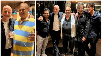 Anupam Kher, Rajpal Yadav, Satish Kaushik, Shakti Kapoor and Chunky Panday at David Dhawan's birthday party. Anupam Kher, Rajpal Yadav, Satish Kaushik, Shakti Kapoor and Chunky Panday at David Dhawan's birthday party. 