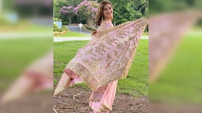 Sonali Bendre shared a slew of photos of herself waving the Indian flag in a pink salwar suit by the designer duo Abu Jani and Sandeep Khosla. (Instagram/@sonalibendre) Sonali Bendre shared a slew of photos of herself waving the Indian flag in a pink salwar suit by the designer duo Abu Jani and Sandeep Khosla. (Instagram/@sonalibendre)