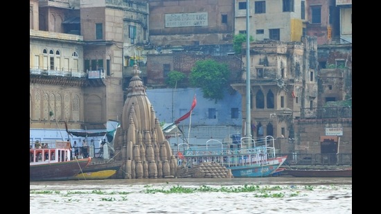 Rising water level of the Ganga in Varanasi at Manikarnika Ghat. (Rajesh Kumar/ht photo)