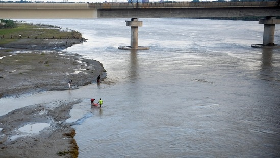 The Delhi flood control room reported a discharge rate of around 14,000 cusecs from the Hathnikund Barrage in Haryana's Yamuna Nagar at 6 am on Wednesday. It was 19,745 cusecs at 7 pm on Tuesday.(ANI)
