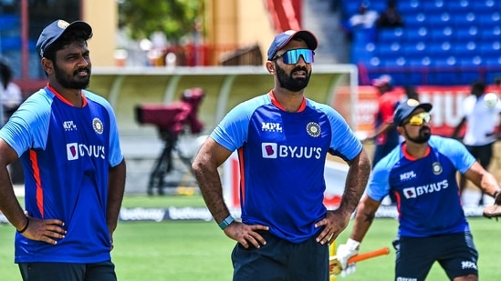 Sanju Samson and Dinesh Karthik during a practice session for Team India.(AFP) Sanju Samson and Dinesh Karthik during a practice session for Team India.(AFP)