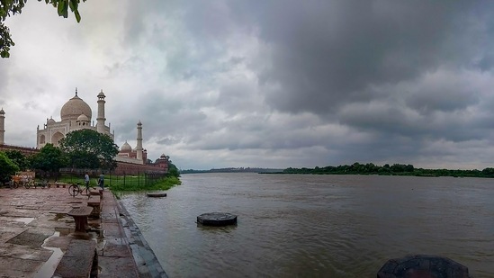 A flood alert is declared in Delhi when the discharge rate from the Hathnikund barrage in Haryana's Yamuna Nagar crosses the one lakh-cusecs mark and people living near the floodplains and in flood-prone areas are evacuated.(PTI)