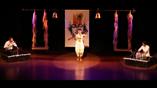 Dentist-dancer Dr Varun Khanna presenting a Bharatanatyam recital during Nar ‘O’ Narayan at Tagore Theatre in Chandigarh on Wednesday. (HT Photos)