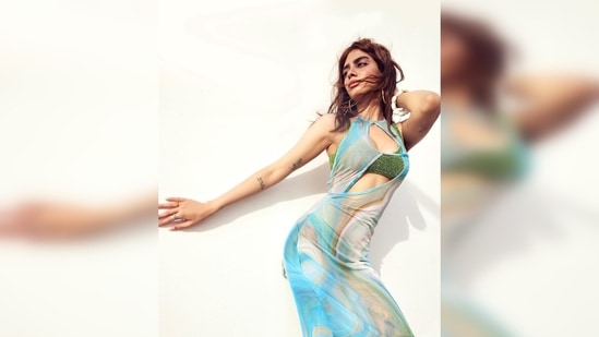 Khushi Kapoor, who already has a huge fan following, nailed all her poses. Her photos were clicked outdoors in front of a white backdrop.(Instagram/@chandiniw)